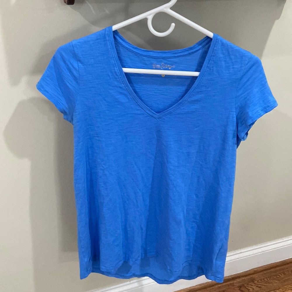 Lily Pulitzer V Neck Tee Shirt! Like Brand New!! XS but roomy!